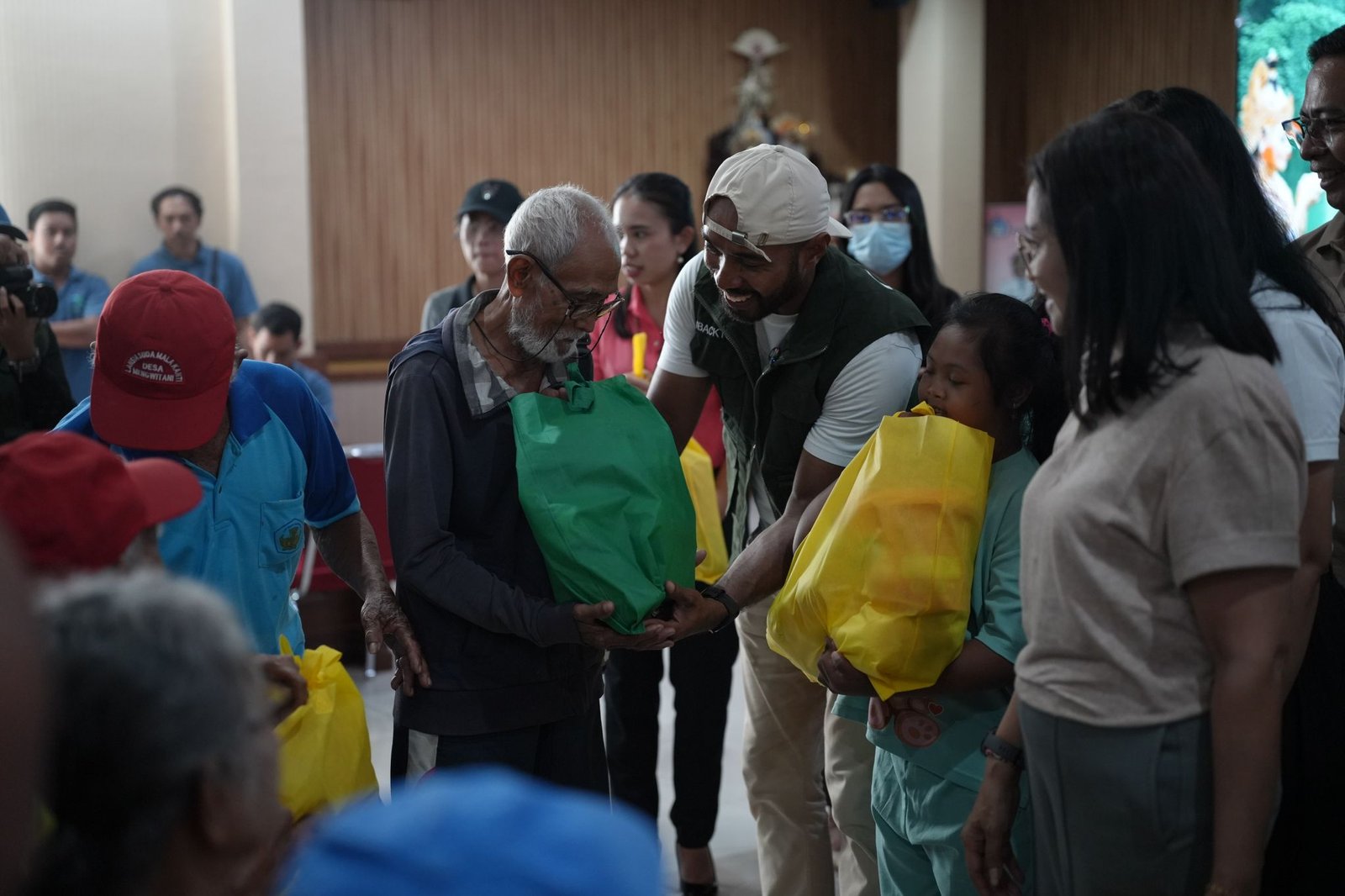 COCO Social Fund Continues Social Aid Distribution in Mengwitani Through Badung Peduli Program