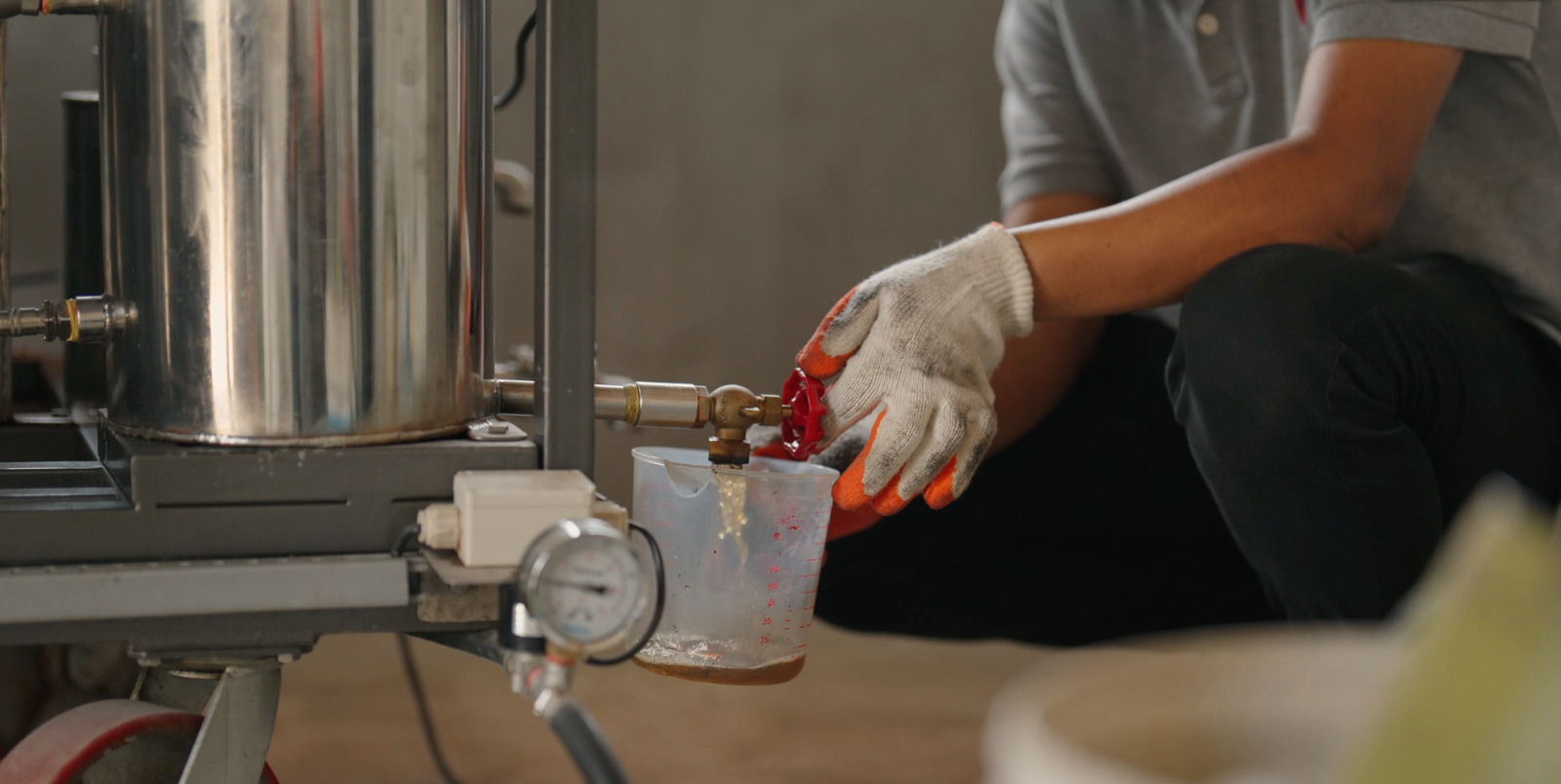 illustration of turning plastic waste into fuel through pyrolysis
