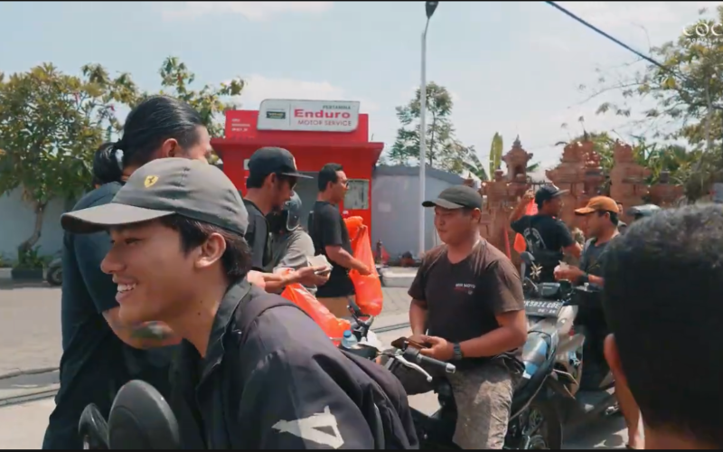 Nasi Jinggo for Fuel Queues: After Five Days in Line, COCO Social Fund and Ajik Bobby Took the Aid to the Street